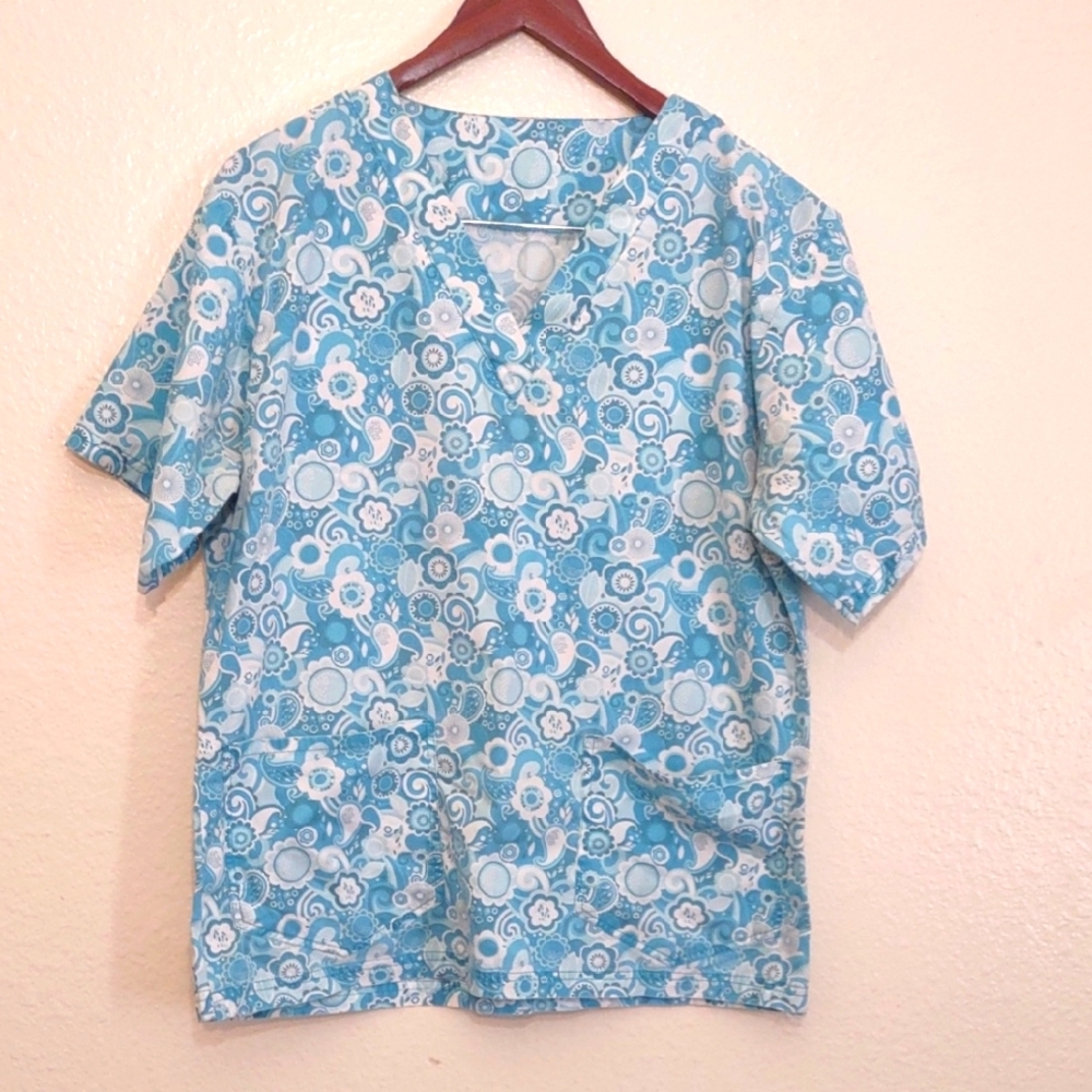 SLIGHTLY USED SCRUB TOP FUN PATTERN 2 POCKETS UNKNOWN SIZE WHITE AND BLUE